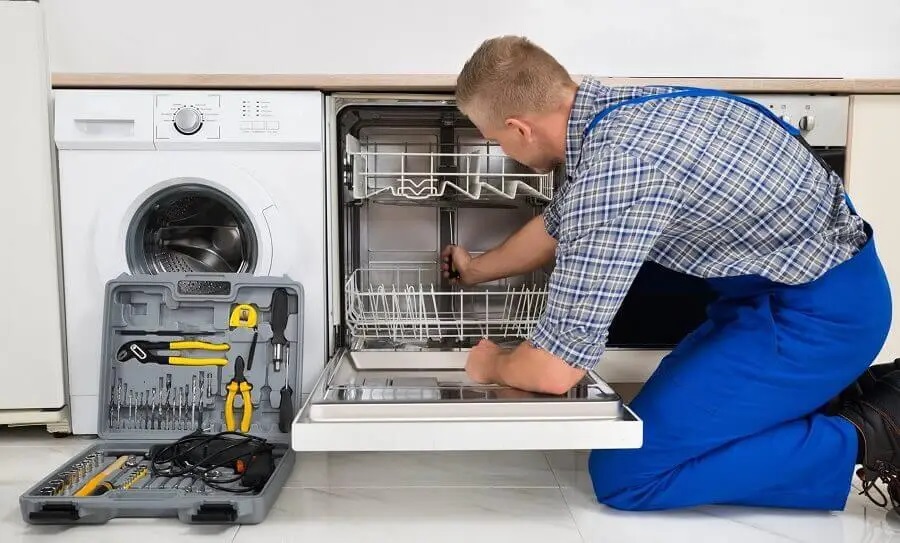 Akyurt Vaillant servisi teknisyen ekibi beyaz eşya tamiri yaparken
